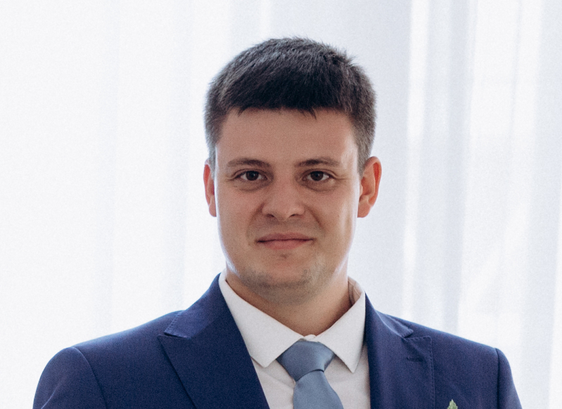 Professional portrait of Oleksandr Sheshliuk – Certified Project Manager, Scrum Master, and Business Development Specialist. Expert in Agile methodologies, IT solutions, and global project management.
